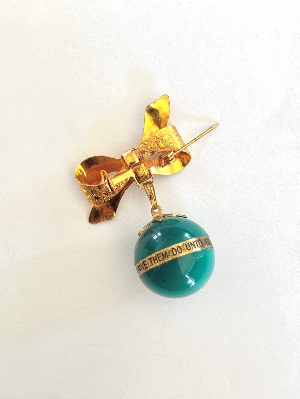 Vintage Golden Rule green teal marble brass band bow brooch pin - Picture 8 of 10